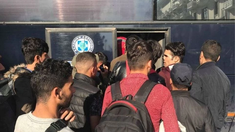 Φεύγουν τελικά από την πλατεία Αριστοτέλους οι παράνομοι μετανάστες